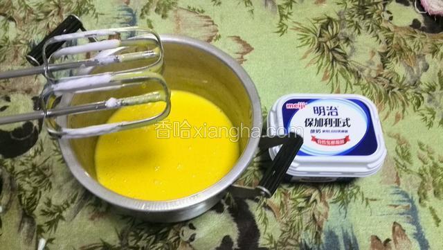 分三次加入玉米油边打边加，玉米油融合于蛋黄液中，再加酸奶继续低速搅拌均匀