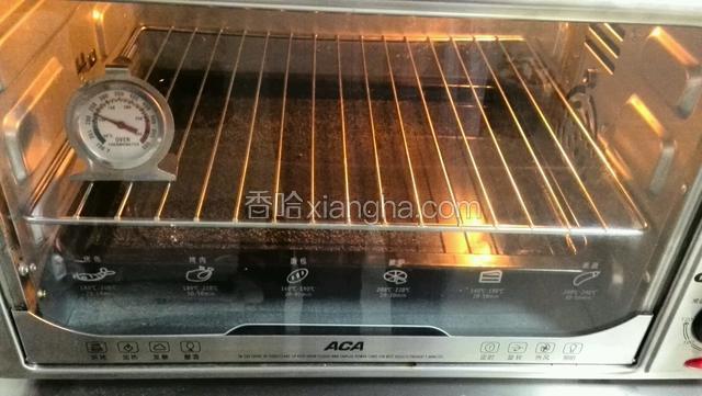 烤箱预热温度175度烤盘加水，时间10分钟，温度计显示120度