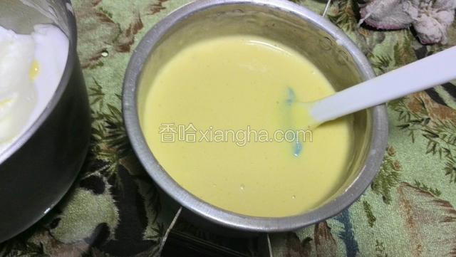 再把混合的蛋黄液倒入蛋清中继续翻拌均匀，注意是上下翻拌