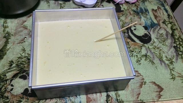 蛋糕糊倒入模具中震几下用牙签划z子型消泡