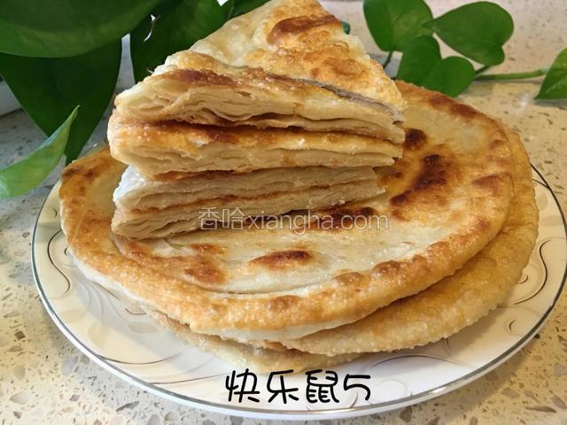 依次烙好四张饼，装盘儿。