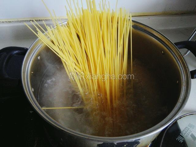 1升左右的开水中放入意大利面，放少量盐煮15-20分钟（根据个人喜好选择煮的时间，因为给孩子吃我煮的时间比较长）