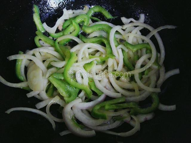放入洋葱和青甜椒翻炒几下