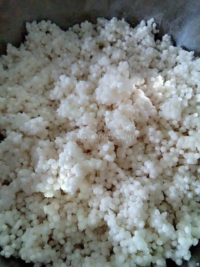 1.水晶粽：西米用水稍微冲洗一下，不要冲太久不然会化掉，沥干水分加适量的糖拌匀（糖的用量根据个人口味调制）