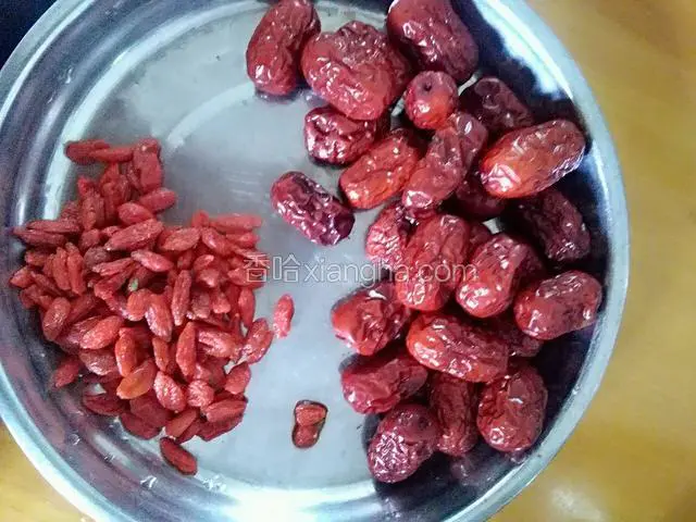 准备陷料：枸杞，红枣