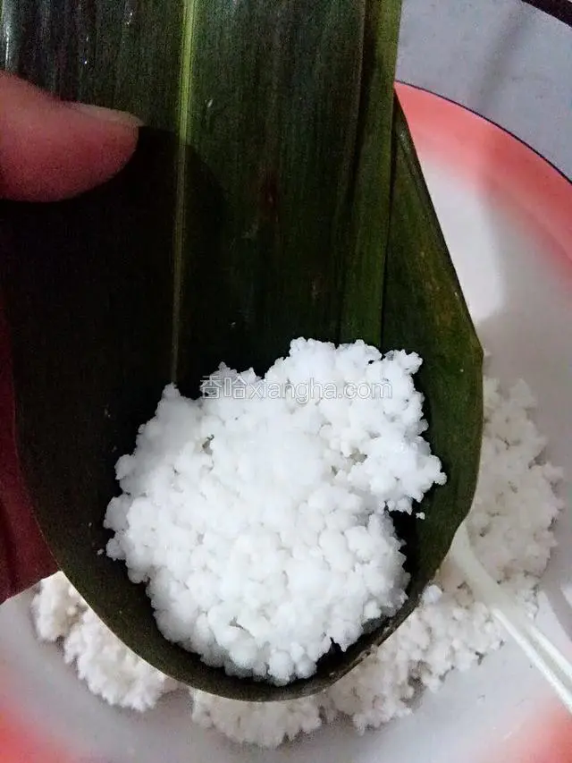 最后在放入西米把它填满，稍微按一按