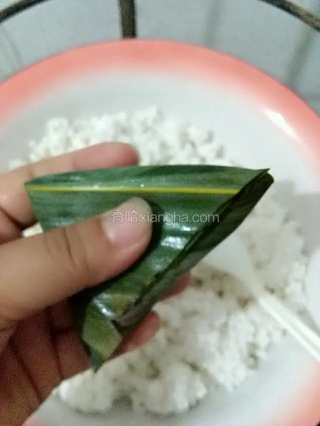 用剪刀剪去多余的粽叶