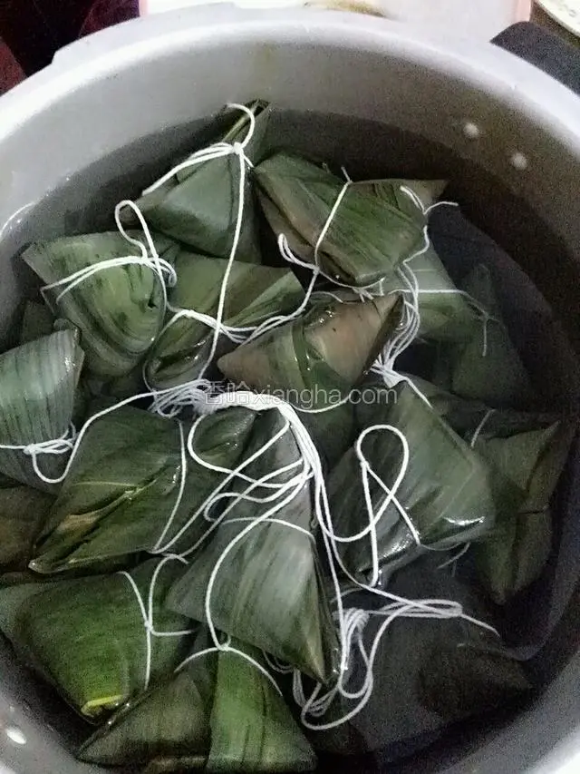 锅中倒入水，淹没粽子，大火煮开转中火煮40分钟，关火焖5分钟既可捞出晾凉