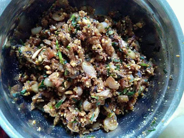 这个是陷料的主角：香菇提前一夜浸泡，洗干净剪小片；花生炒熟去外衣捣碎；干贝、蚝干浸泡片刻洗干净；葱头去外衣用剪刀剪小块或用刀切；葱洗干净，切葱花。锅烧热下入葱头煸香，炒至葱头变软颜色呈金黄色，下入香菇、干贝、蚝干翻炒，最后放入花生、葱花翻炒，在加入老抽、盐、鸡精，把味道调好既可。取1／3陷料做馅，留2／3等会包糯米粽。