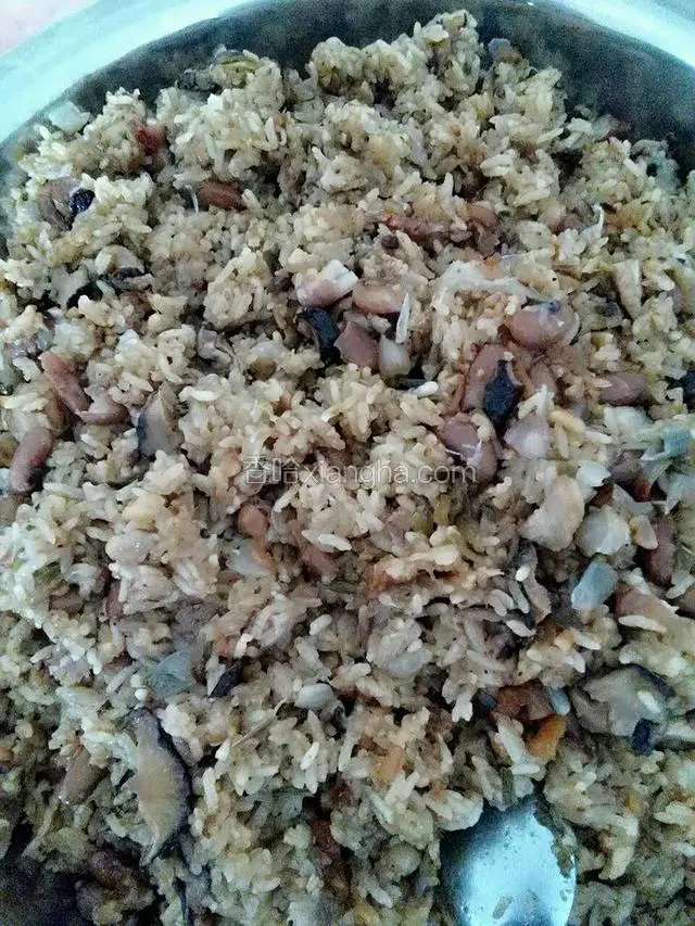 Q弹糯米粽：糯米和红大豆提前一夜浸泡，洗干净。将刚才的2／3陷料和糯米、红大豆放入锅里翻拌调好味道将其焖制，焖制的过程中如果油太少就沿着锅边浇点，如果太干就沿锅边浇点开水，将其焖置8分熟，等会还要上锅蒸不要焖太熟，这样做的粽子很Q，吃起来有嚼劲。（红大豆也可以不放，喜欢吃就放点，不喜欢吃就不放）