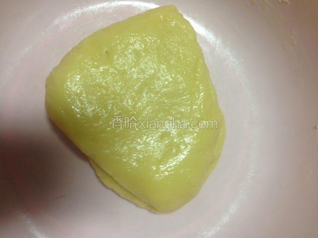揉成团分出1/3加入巧克力，剩余面团加入玉米淀粉，分别揉好包上保险膜包好放冰箱冷藏室