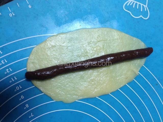 之后拿出来把分好的三小一大！一个个揉成面团在擀成小圆揉成长条形！和面团锡致长短，分配好。