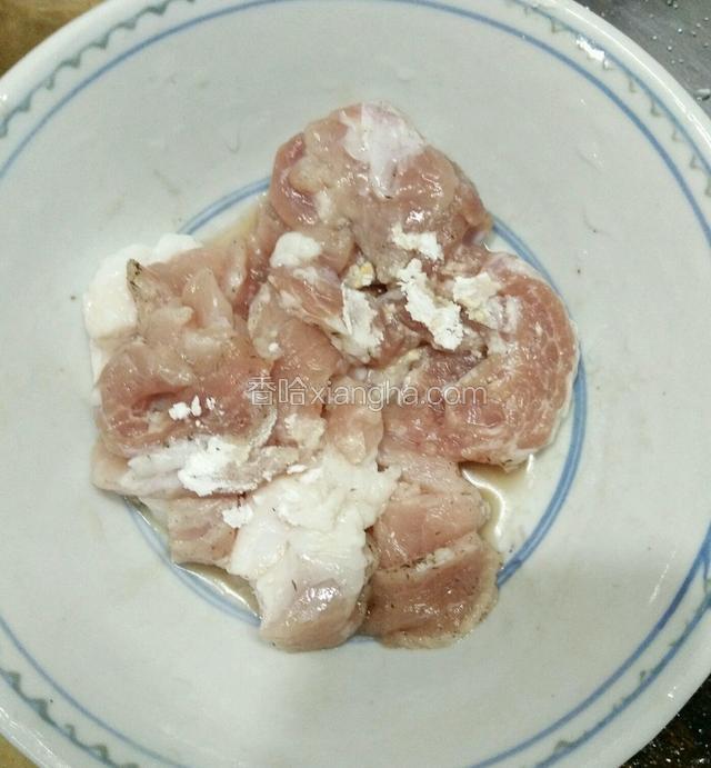 猪肉洗干净备用（也可以用糖腌制）