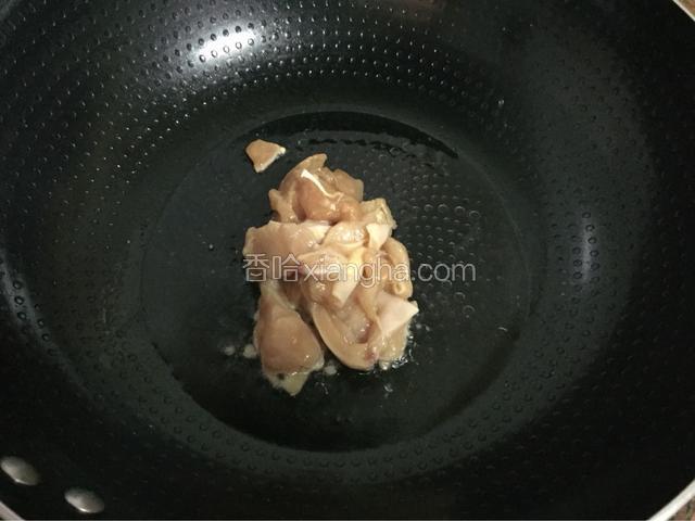 锅中倒入适量的油烧热后放入鸡肉翻炒至变色