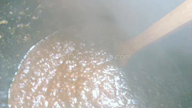 再把杨梅肉揣陈泥倒入沙锅里，加入冰糖熬一个半小时。（边熬边搅动）