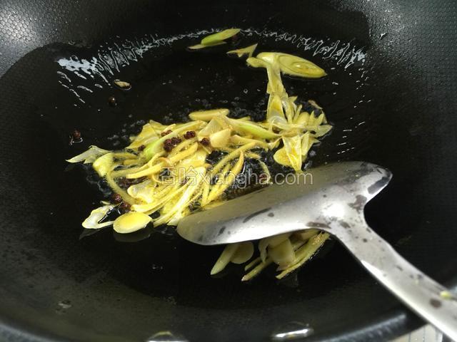 下入葱姜蒜炒出香味。