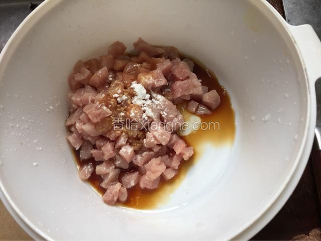 猪肉切丁 加入盐 生抽 白糖 米酒 玉米油腌制十五分钟备用