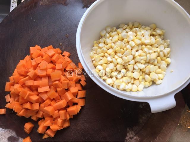 胡萝卜切丁 玉米剥好颗粒