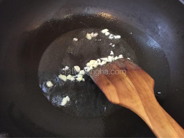 热锅下油爆香蒜蓉