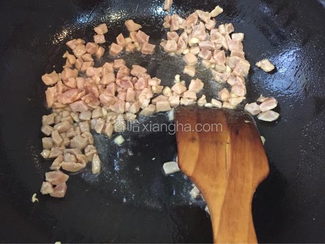 加入肉丁翻炒