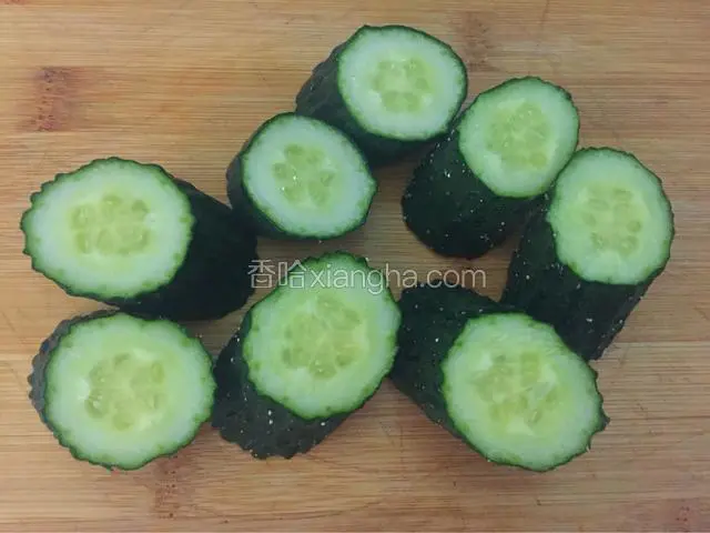 黄瓜一根洗净切小块
