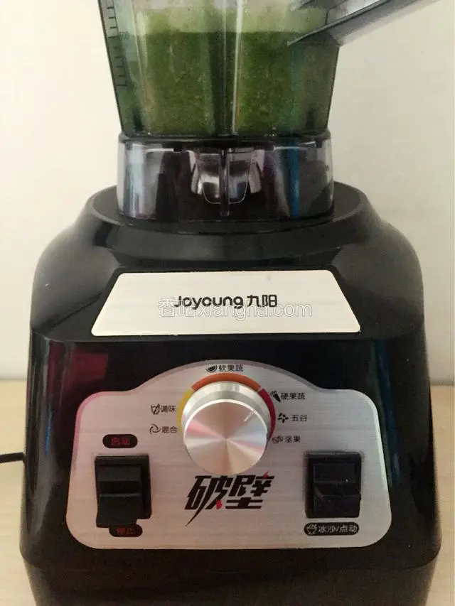 加入九阳料理机，加入适量水
选择硬果蔬启动开关榨成汁
