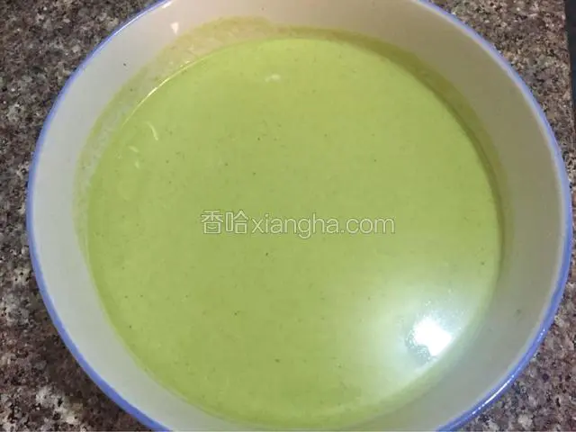 将黄瓜汁加入面粉中和成面糊（黄瓜汁不够可以加适量水）面糊浓度以画出的图案五秒不消失为佳，加入少许盐搅匀过筛
