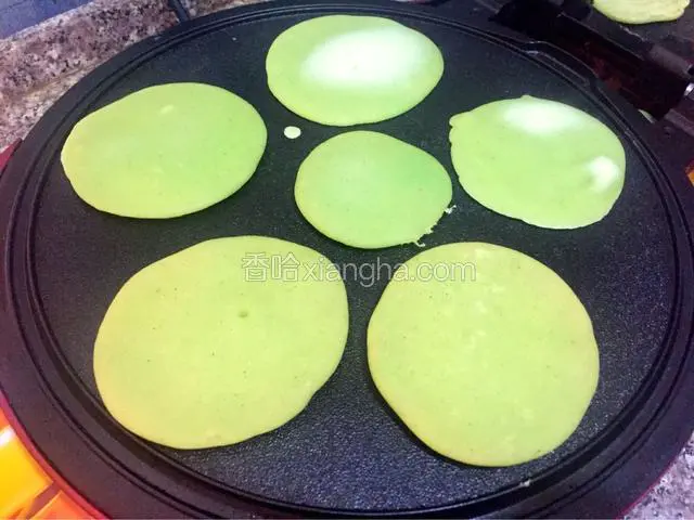 不沾电饼铛擦干，将面糊垂直倒入摊成圆饼
