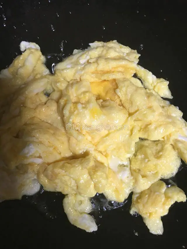 鸡蛋入锅煸炒；
