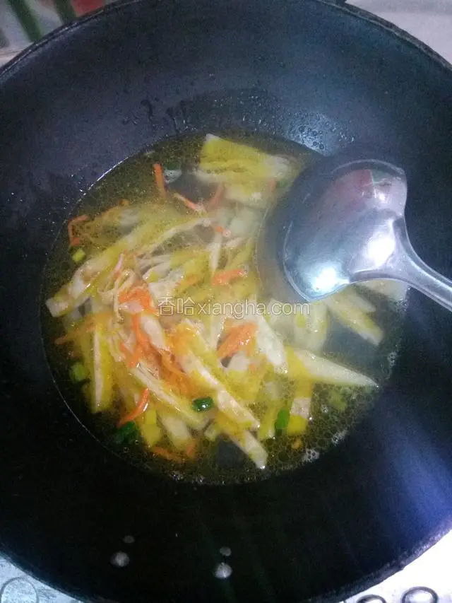 放入清水烧开，再放入油饼条，盐，酱油。