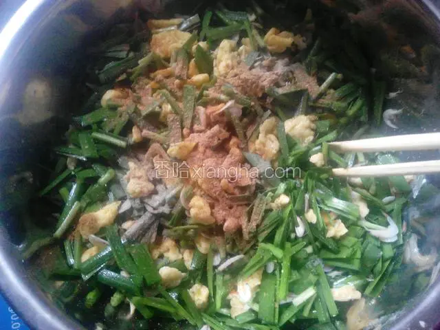 加入盐，麻辣鲜，鸡精，香油拌匀