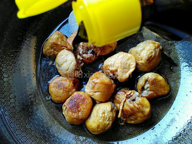 加两勺酱油，一勺食盐。