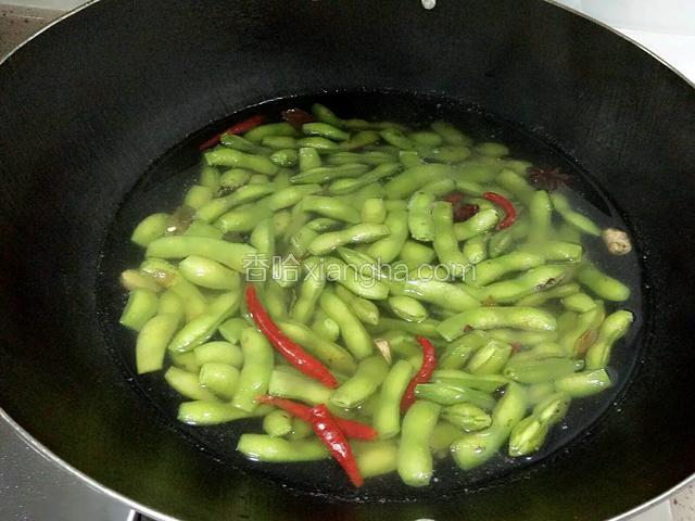 煮好的豆子不要立马捞出来，让豆子浸泡在佐料汤里半小时。