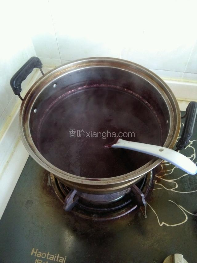 桑椹榨成果酱后加上少量水，1个柠檬汁，3勺白糖开始用小火慢慢的熬煮，熬煮果酱时要不停的搅拌，以免粘锅底就易糊锅底，耐心的熬煮约1个多点，果酱有粘稠感就好了。