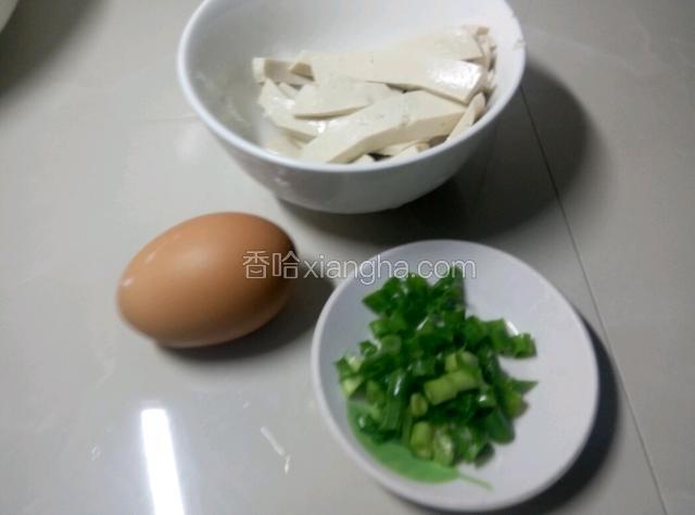 豆腐切条，葱切碎，备用，