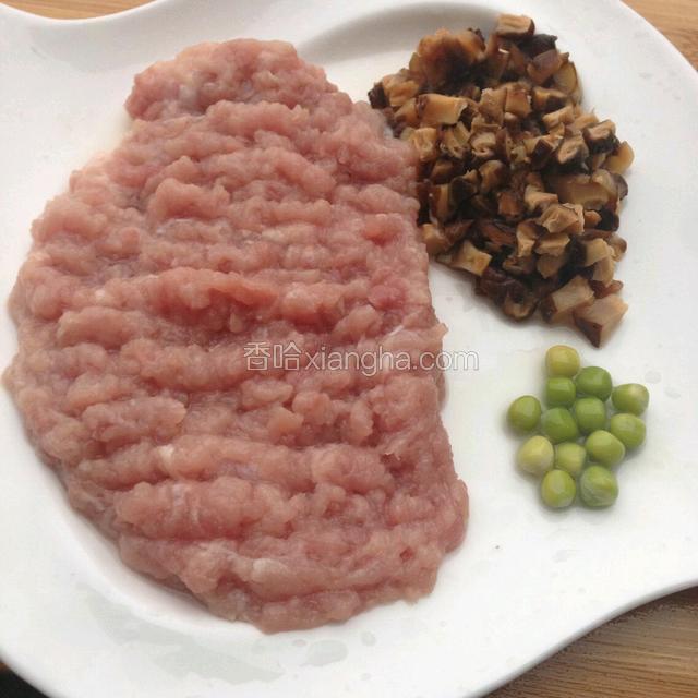 猪肉剁成肉馅，香菇切丁，豌豆洗净