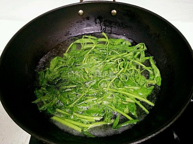 锅里水烧开，加几滴油、倒入空心菜焯熟。