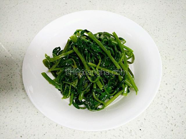 捞出过凉水后、控干。