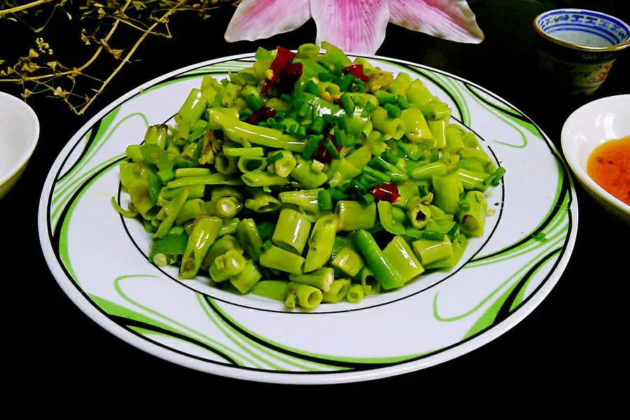 青椒炒空心菜杆