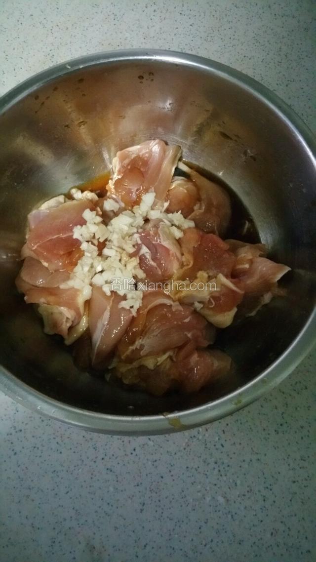 鸡腿去骨切块，加入适量盐，蚝油，生抽，料酒，蒜末腌制半小时入味。