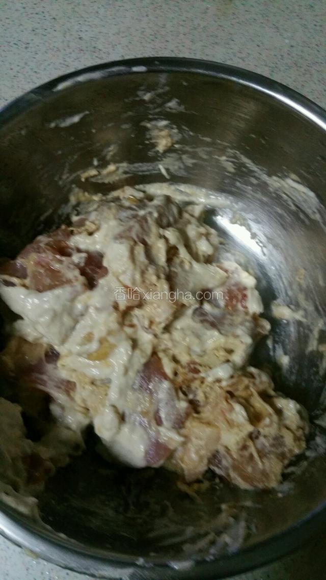 取适量的炸粉加入少许水拌匀加入鸡块搅拌均匀