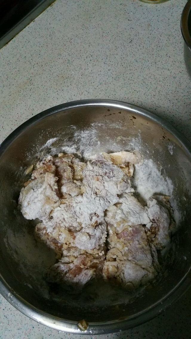 腌好的鸡块加入适量干炸粉或淀粉拌匀，