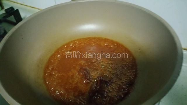 碗中加入少许糖，番茄沙司两勺，白醋1勺，爱吃辣的可以加入少许辣椒酱，搅拌均匀，锅中留少许底油倒入料汁烧开