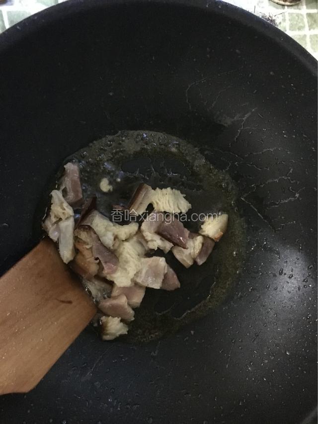 锅里面放一点点油，把肥肉煸下油