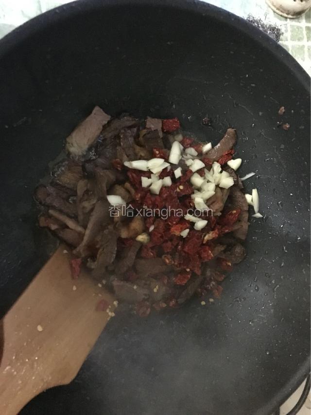 依次把瘦肉干辣椒蒜到进去翻炒