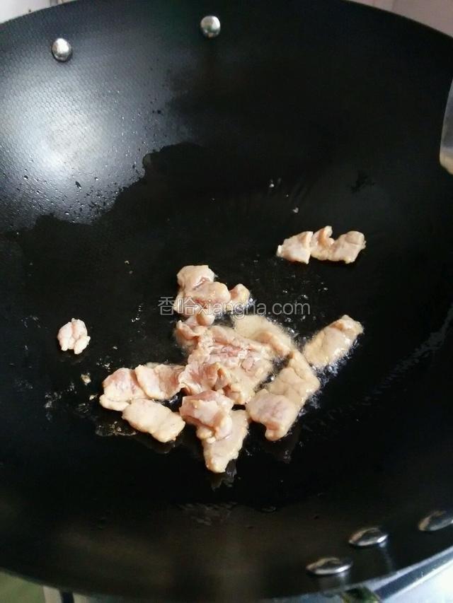 放肉片进去炒