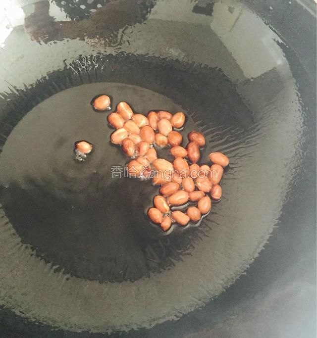 锅内放油，把花生米炒至焦黄，放凉后放进保鲜袋用擀面杖擀碎备用，那个步骤我省略掉了