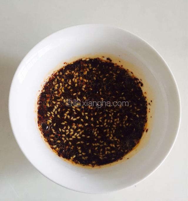 炒锅再次放油，把辣椒粉，芝麻，麻椒粉放进碗里，油烧热后倒进碗里油分三次倒进去炸香