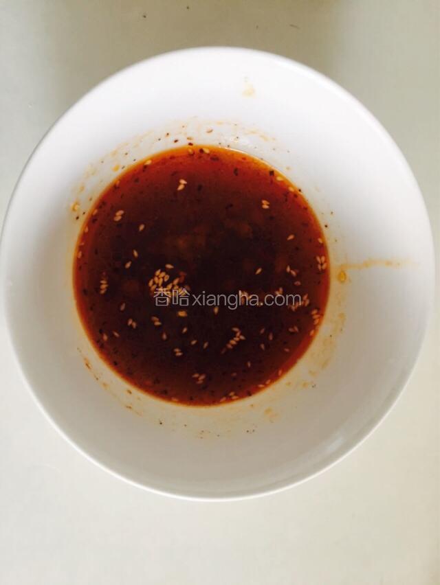 用蒜泥，花生碎，生抽，胡椒粉，辣油，白糖，蚝油，香油，鸡精，香醋，盐调汁备用