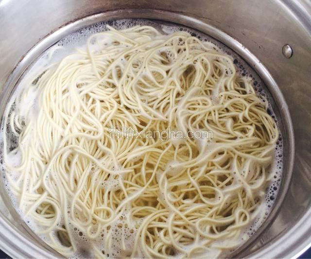 锅内加水烧开，把面条放进去煮至八成熟
